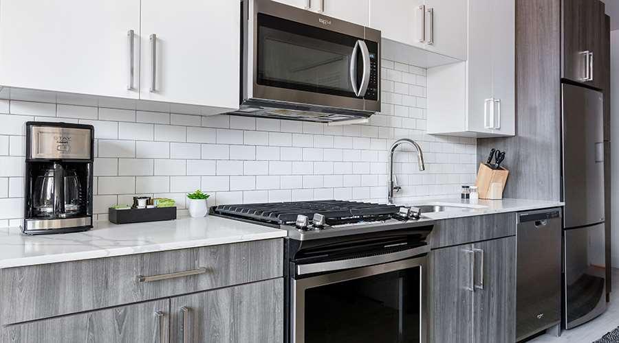 시카고 Sentral Michigan Avenue 아파트 호텔 외부 사진 A kitchen with a microwave oven