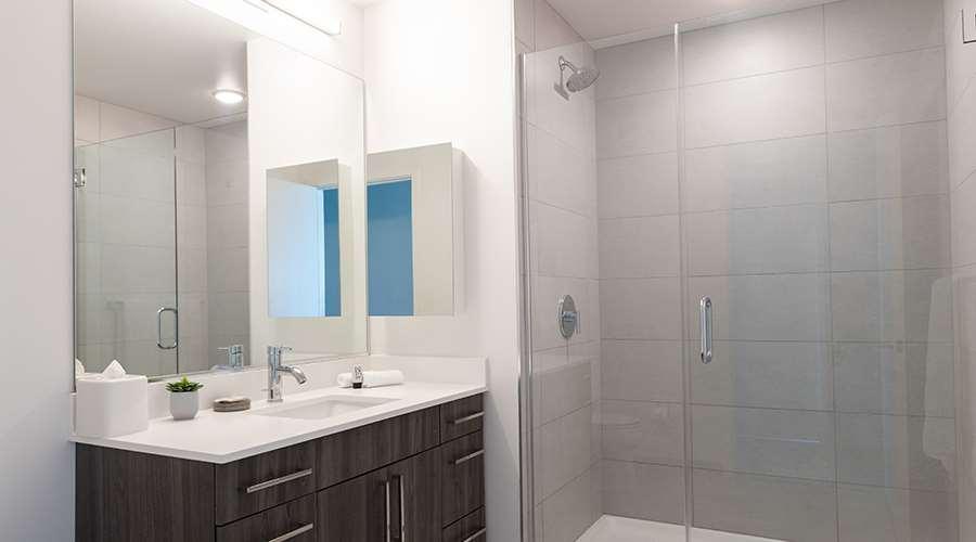 시카고 Sentral Michigan Avenue 아파트 호텔 외부 사진 A shower with a sliding door