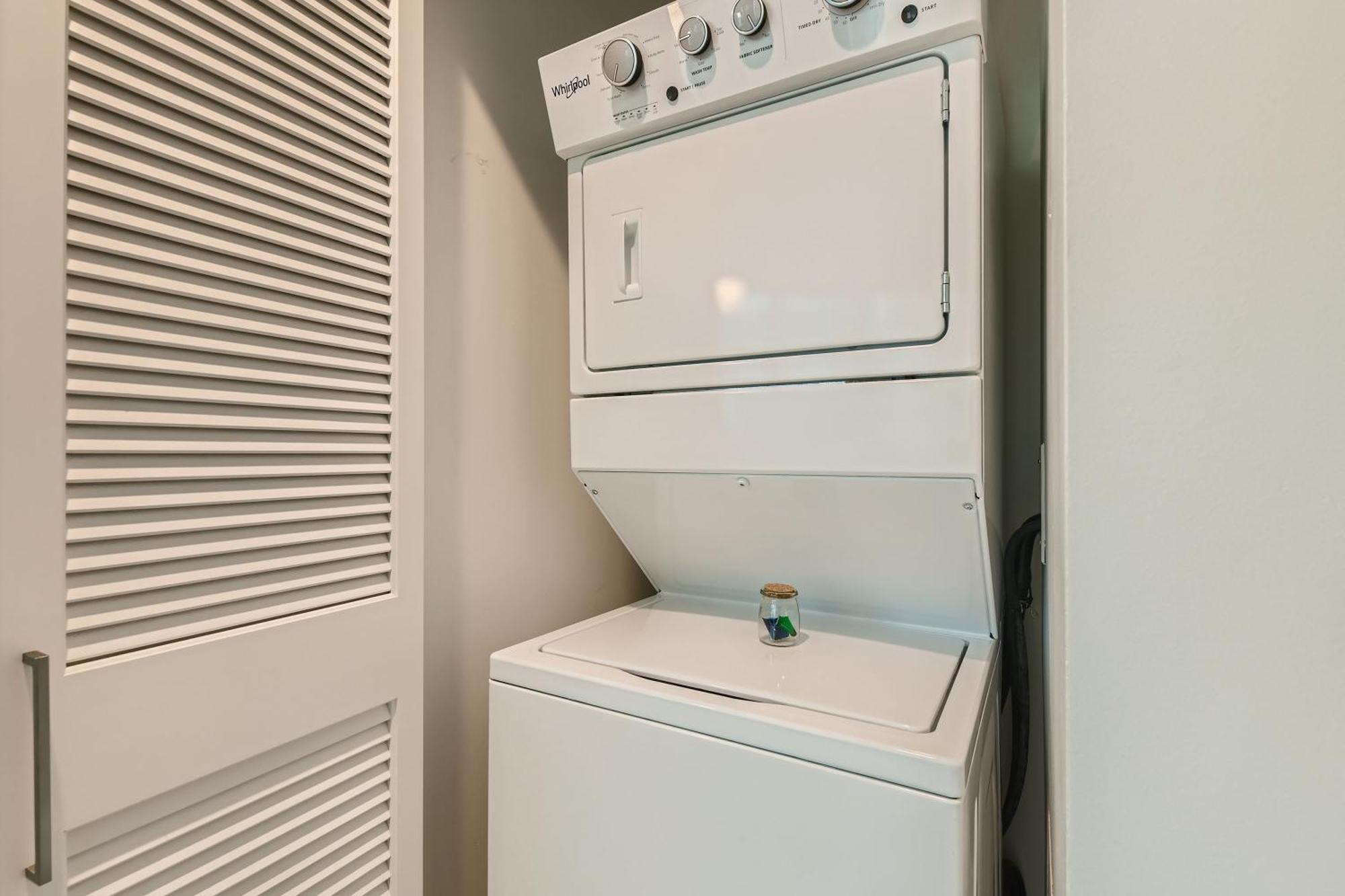 시카고 Sentral Michigan Avenue 아파트 호텔 객실 사진 A stacked washer and dryer