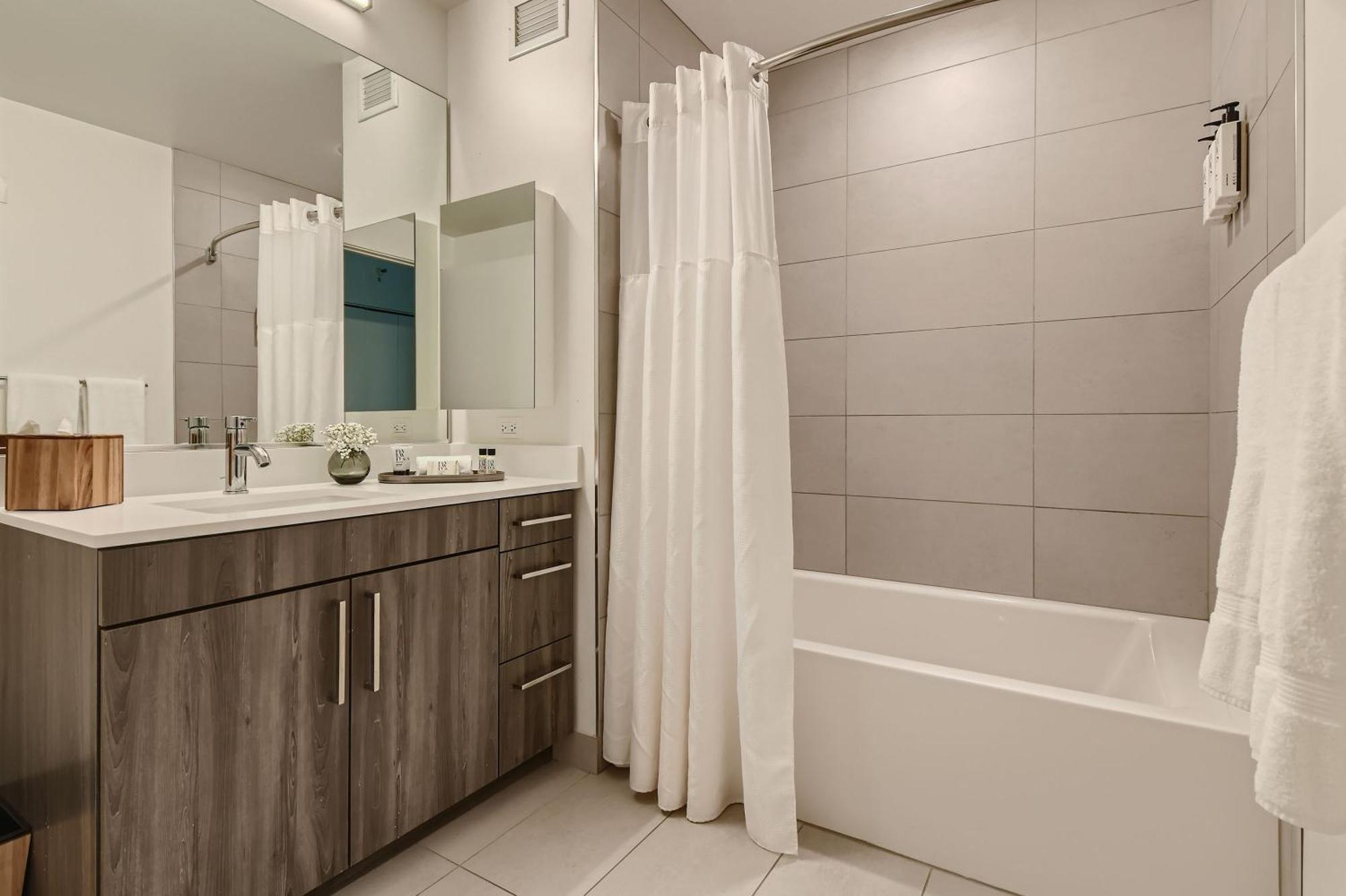 시카고 Sentral Michigan Avenue 아파트 호텔 객실 사진 A modern bathroom with a shower curtain